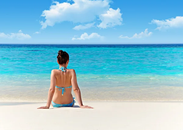 Frau im Bikini — Stockfoto