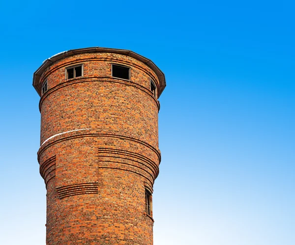 De oude watertoren van bakstenen. — Stockfoto