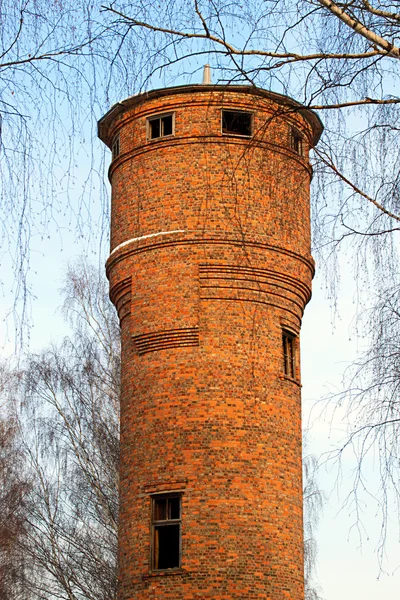 Der alte Wasserturm aus Ziegeln. — Stockfoto