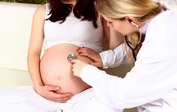 Schwangere mit Arzt im Krankenhaus - drinnen — Stockfoto