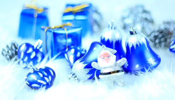 Scatole regalo di Natale con decorazioni natalizie — Foto Stock