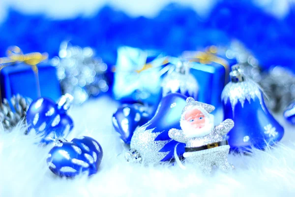 Festliga dekorationer med presentförpackning på snö — Stockfoto