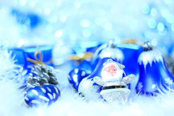 Праздничные украшения с подарочными коробками на снегу — стоковое фото