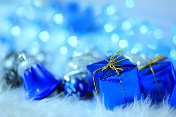 Scatole regalo di Natale con decorazioni natalizie — Foto Stock