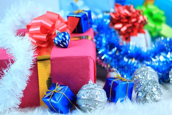 Noel hediye kutuları ile Noel süsleri — Stok fotoğraf