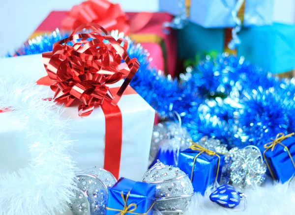 Cutii cadou de Crăciun cu decorațiuni de Crăciun — Fotografie, imagine de stoc