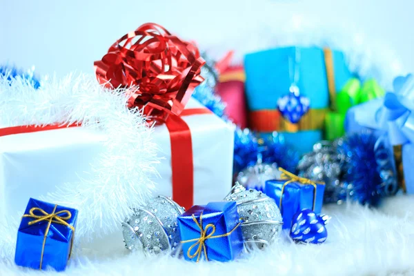 Noel hediye kutuları ile Noel süsleri — Stok fotoğraf
