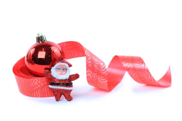 Weihnachtskugel mit roter Schleife — Stockfoto