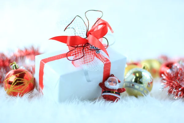 Confezione regalo di Natale con palline di Natale — Foto Stock