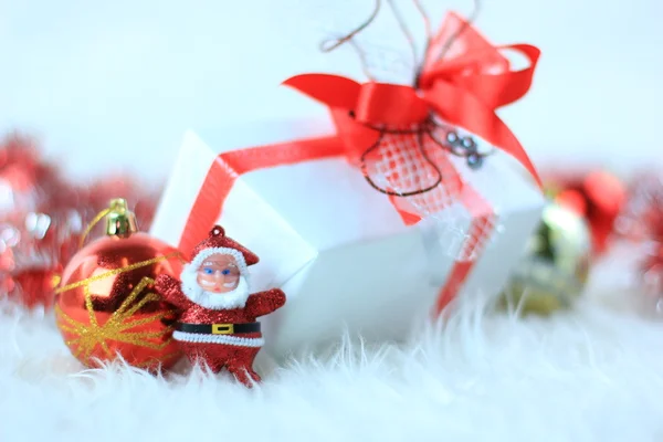 Julklappslåda med julbollar — Stockfoto