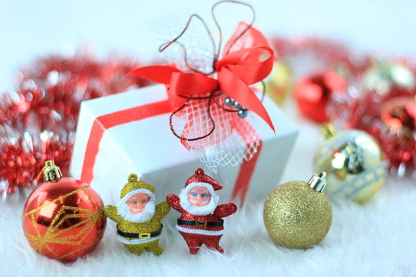 Karácsonyi ajándékdoboz karácsonyi labdákkal — Stock Fotó