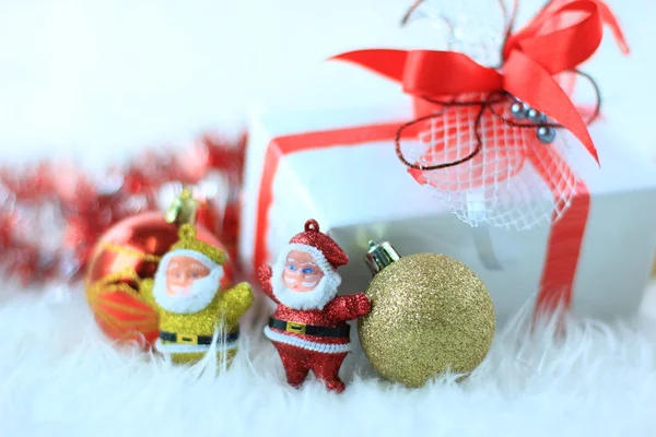 Різдвяна подарункова коробка з різдвяними кульками — стокове фото