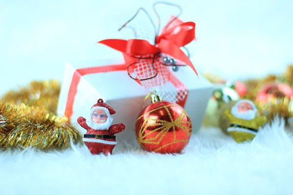 Coffret cadeau de Noël avec boules de Noël — Photo