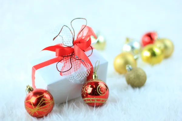 Vánoční dárková krabice s vánoční koule — Stock fotografie