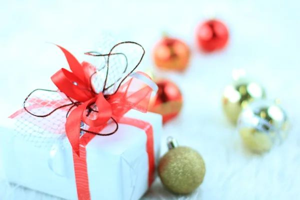 크리스마스 선물 상자에 성탄절 무도회가 있는 — 스톡 사진
