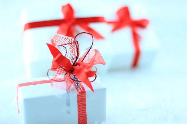 Kerstmis geschenkdozen met rood lint — Stockfoto