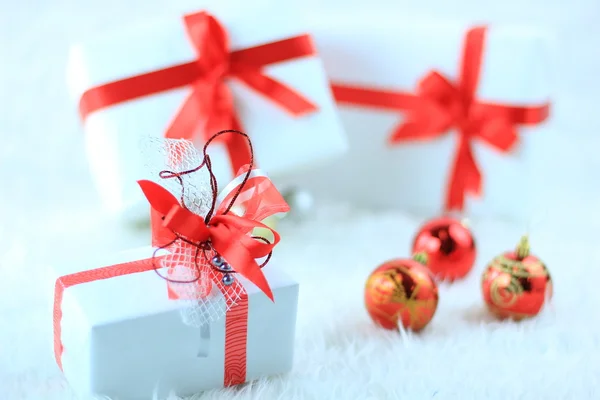 Різдвяні подарункові коробки з червоною стрічкою — стокове фото