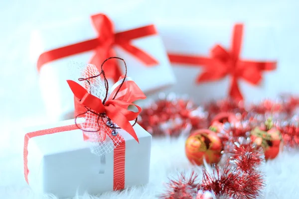 Κουτιά δώρων Χριστουγέννων με κόκκινη κορδέλα — Φωτογραφία Αρχείου