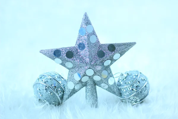 Estrella de Navidad y bolas —  Fotos de Stock
