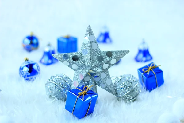 Karácsonyi csillag és labdák — Stock Fotó