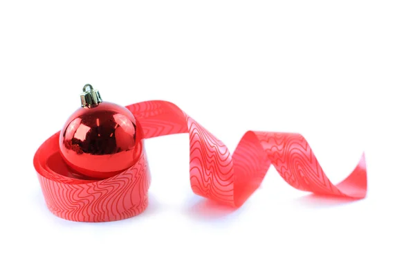 Χριστουγεννιάτικη μπάλα με κόκκινη κορδέλα — Φωτογραφία Αρχείου