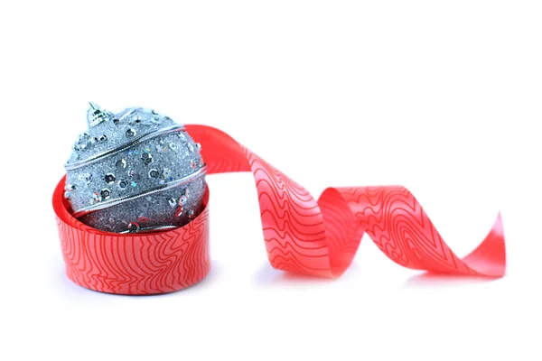 Świąteczna piłka z czerwoną wstążką — Zdjęcie stockowe