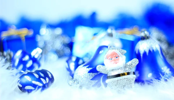 Színes kék karácsonyi díszek a fehér hó — Stock Fotó