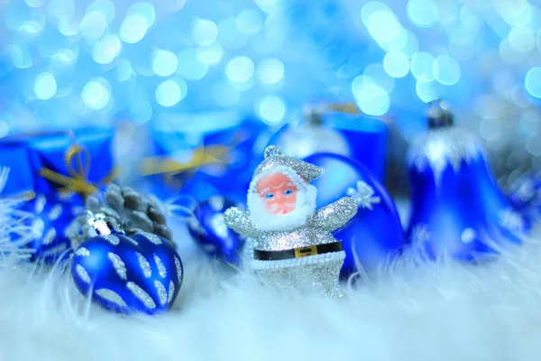 在洁白的雪地多彩蓝色圣诞装饰品 — 图库照片