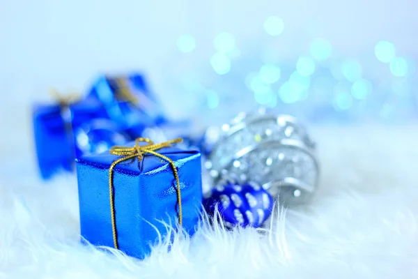 Святкові прикраси з подарунковими коробками на снігу — стокове фото