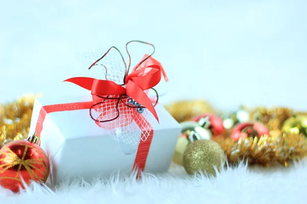 Барвиста подарункова коробка з різдвяними прикрасами — стокове фото