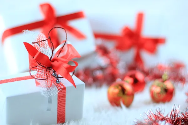 Cutie cadou colorată cu decorațiuni de Crăciun — Fotografie, imagine de stoc