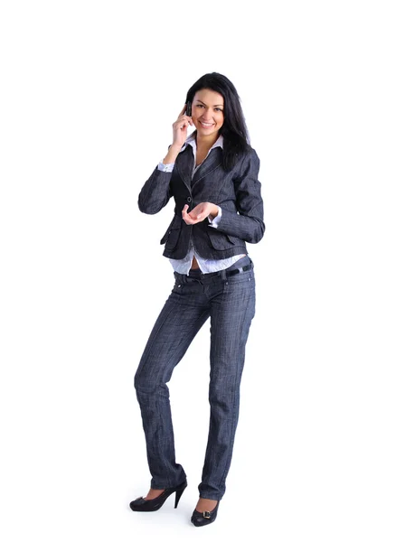 Ung affärskvinna pratar i mobiltelefon — Stockfoto