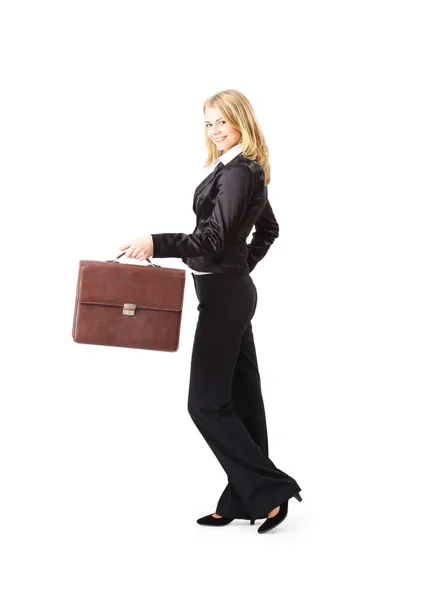 ブリーフケースを使って若いビジネス女性の完全な長さの肖像画 — ストック写真