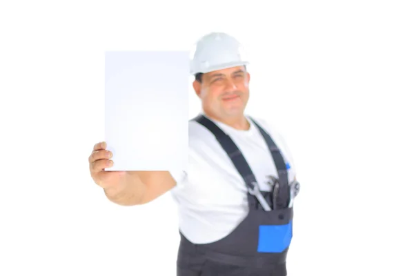Trabalhador confiante apresentando placa vazia — Fotografia de Stock