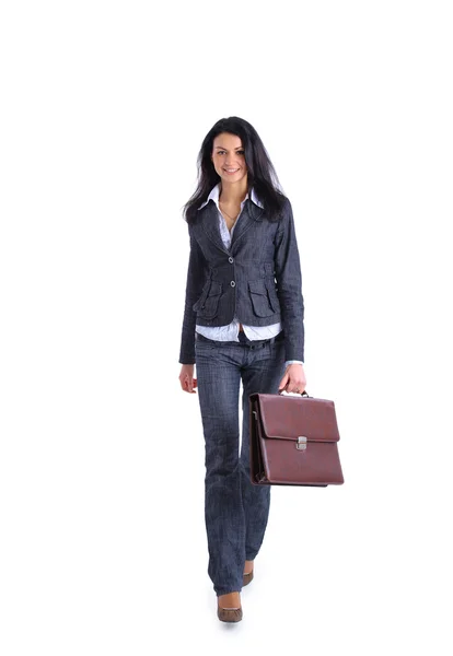 Уверенная деловая женщина идет и держит портфель — стоковое фото