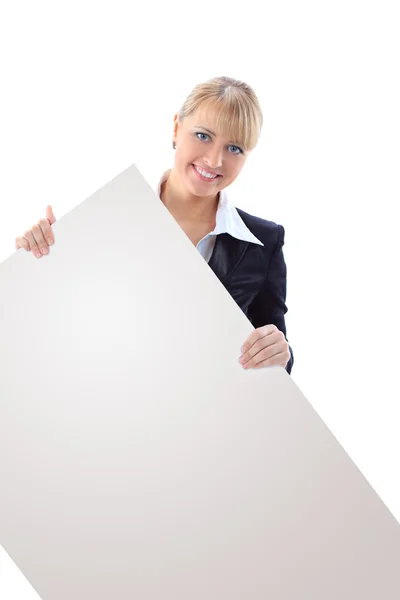 Ευτυχής χαμογελαστό γυναίκα ΝΕΩΝ ΕΠΙΧΕΙΡΗΜΑΤΙΩΝ δείχνει κενό πινακίδα, που απομονώνονται σε λευκό φόντο — Φωτογραφία Αρχείου