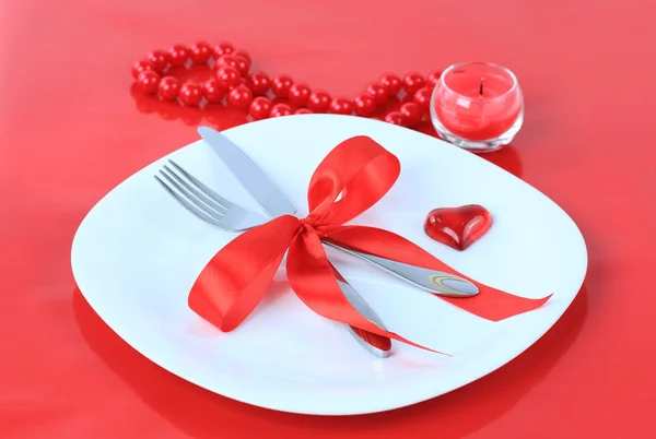 Romantisches Abendessen auf rotem Hintergrund — Stockfoto