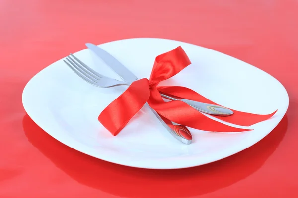 Romantikus vacsora, piros háttér. Valentin hely beállítása — Stock Fotó