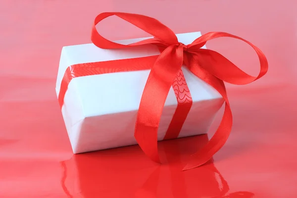Witte doos, lint voor Valentijnsdag en boog — Stockfoto