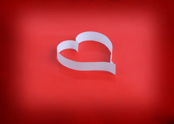 Walentynki papieru serca na czerwonym tle. — Zdjęcie stockowe