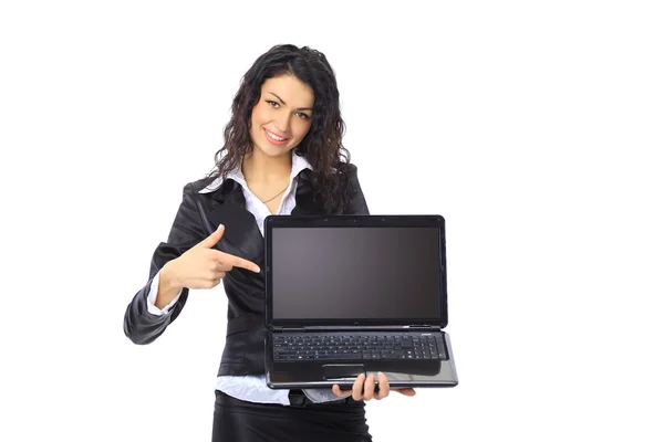 Brunette jonge zakenvrouw tonen een laptop scherm met copyspace — Stockfoto