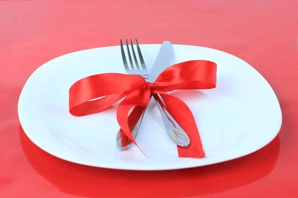 Romantyczna kolacja na czerwonym tle. Nakrycie na Walentynki — Zdjęcie stockowe