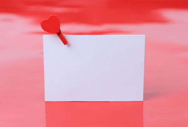 Corazones de papel de San Valentín con una tarjeta de visita en blanco — Foto de Stock