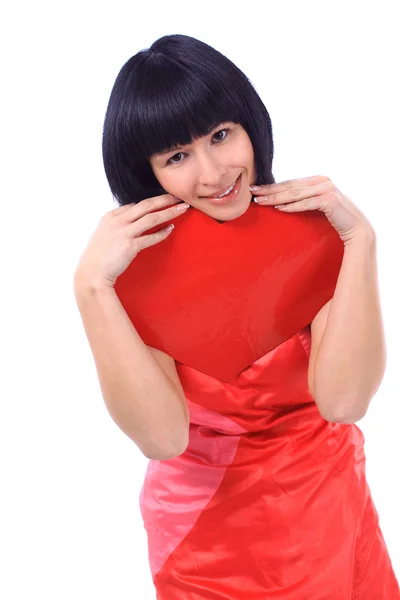 Aantrekkelijke lachende vrouw geïsoleerd op wit met rode groot hart — Stockfoto