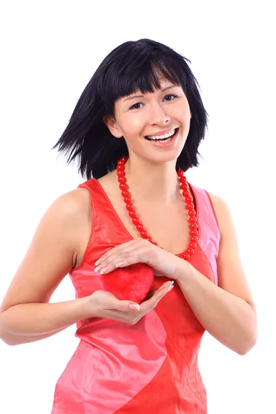 Çekici genç bir kadın üzerinde beyaz izole kalp, holding — Stok fotoğraf