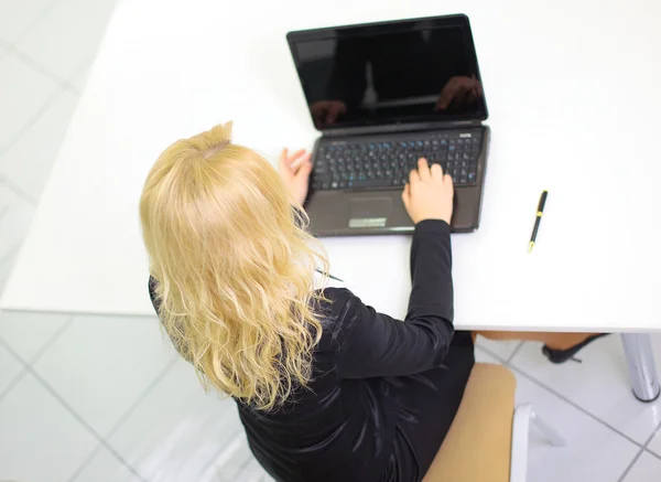 Kobieta pracuje na laptopie pomieszczeniu, widok z góry — Zdjęcie stockowe