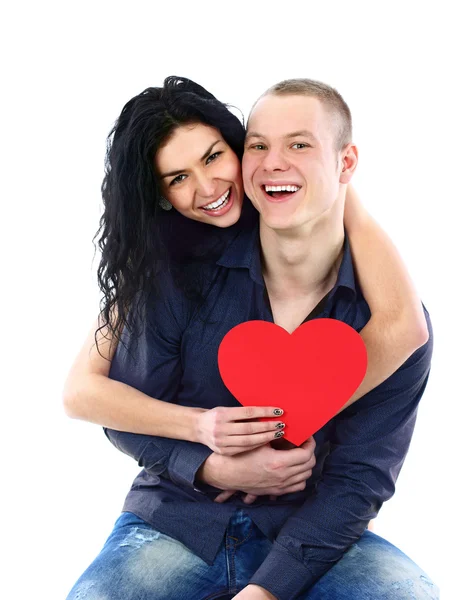 Casal adulto jovem com coração vermelho no fundo branco — Fotografia de Stock