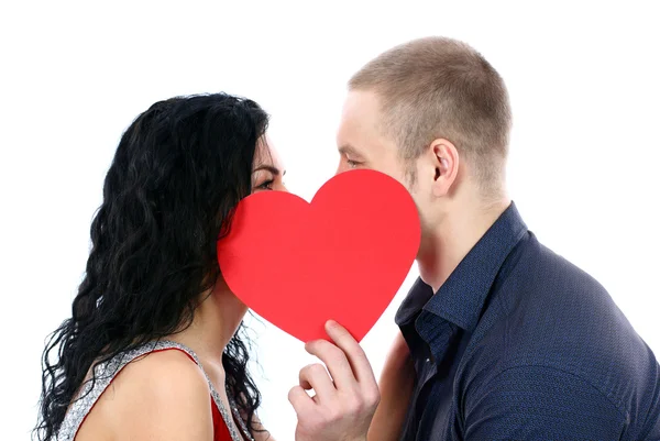 Couple heureux derrière un cœur rouge — Photo
