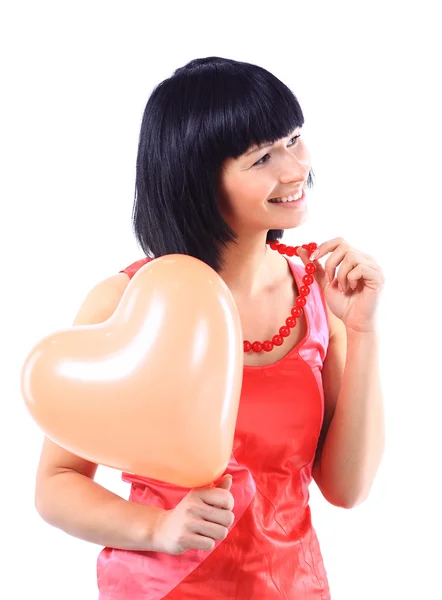 Mujer joven con un globo en forma de corazón en sus manos — Foto de Stock