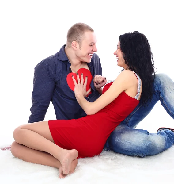 Hübsches junges Paar mit Herz-Symbol — Stockfoto